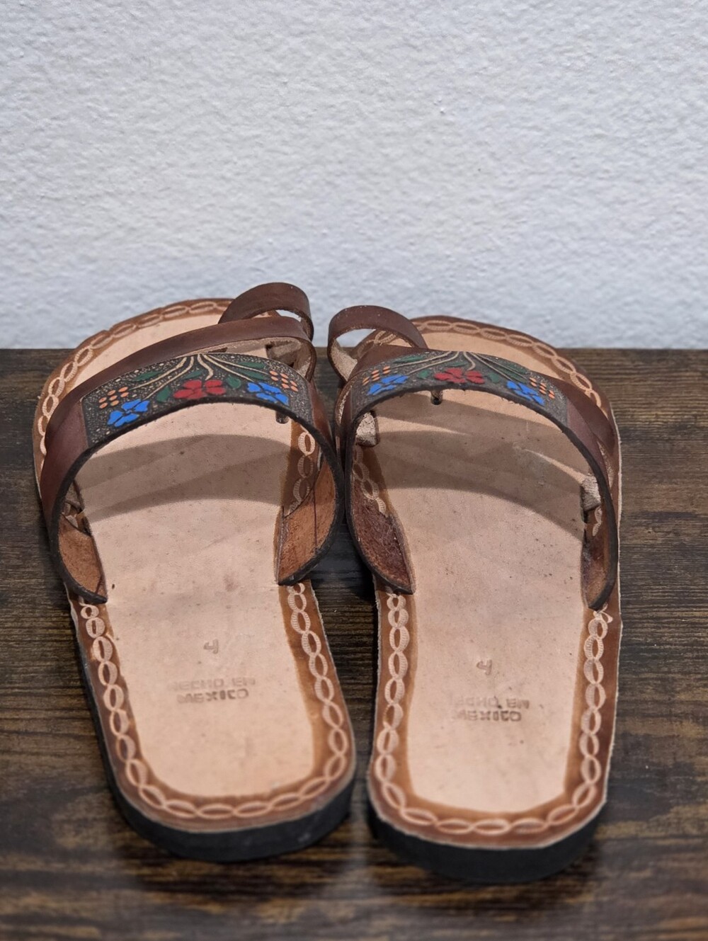 Mexican Women's Leather Hand-Tooled Hurache Sandals - Picture 4 of 5